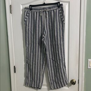 Women’s size Large 100% linen pants with front and back pockets.
